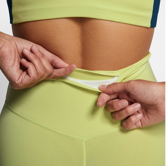 Women’s Nike Legging - Picture 4 of 5